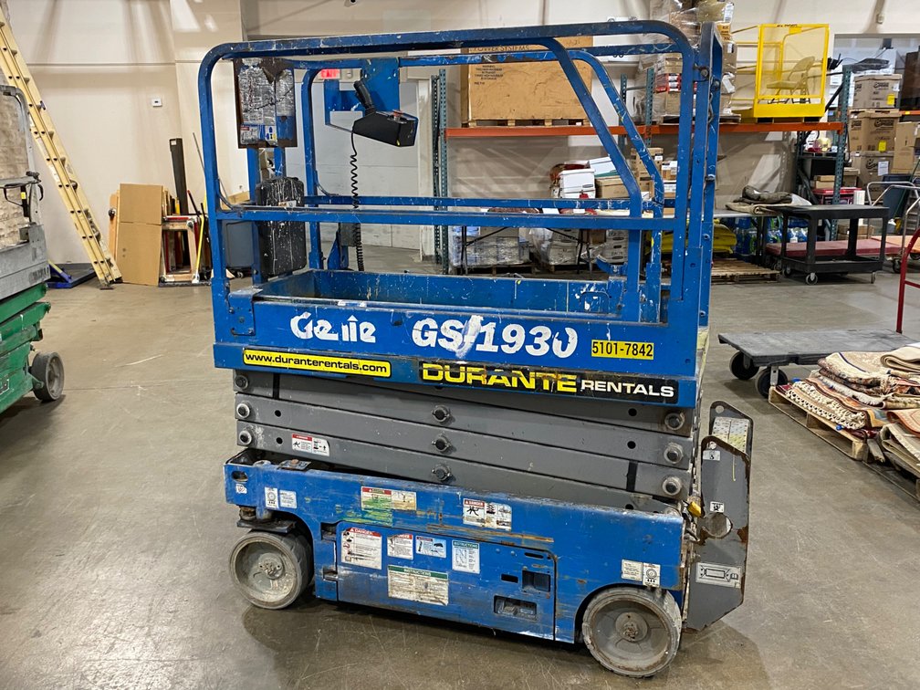 Genie GS-1930 Compact Self-Propelled Electric Scissor Lift (battery does not hold charge)