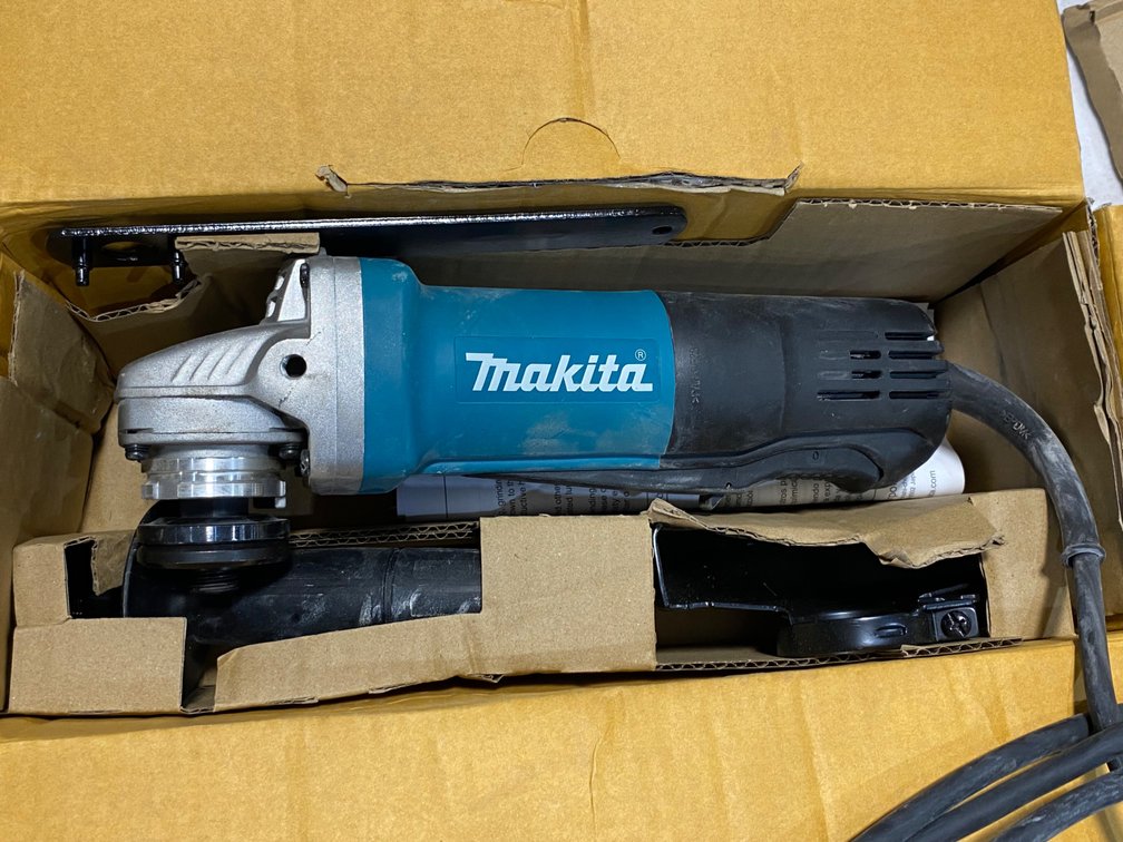 Makita 9557PB 4-1/2" Corded Angle Grinder