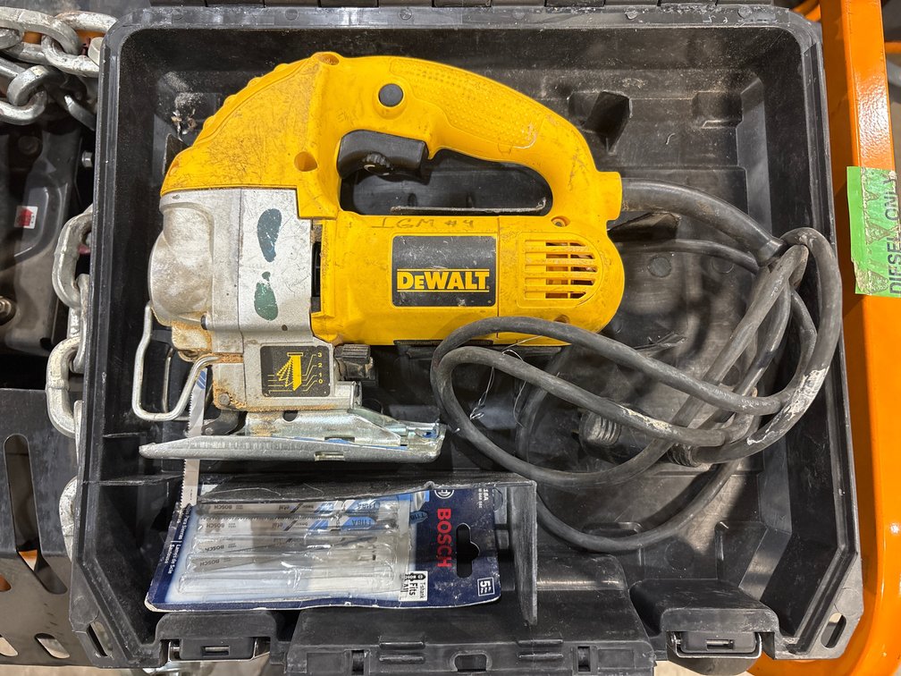 DeWalt DW317 Corded VS Orbital Jig Saw w/ Case