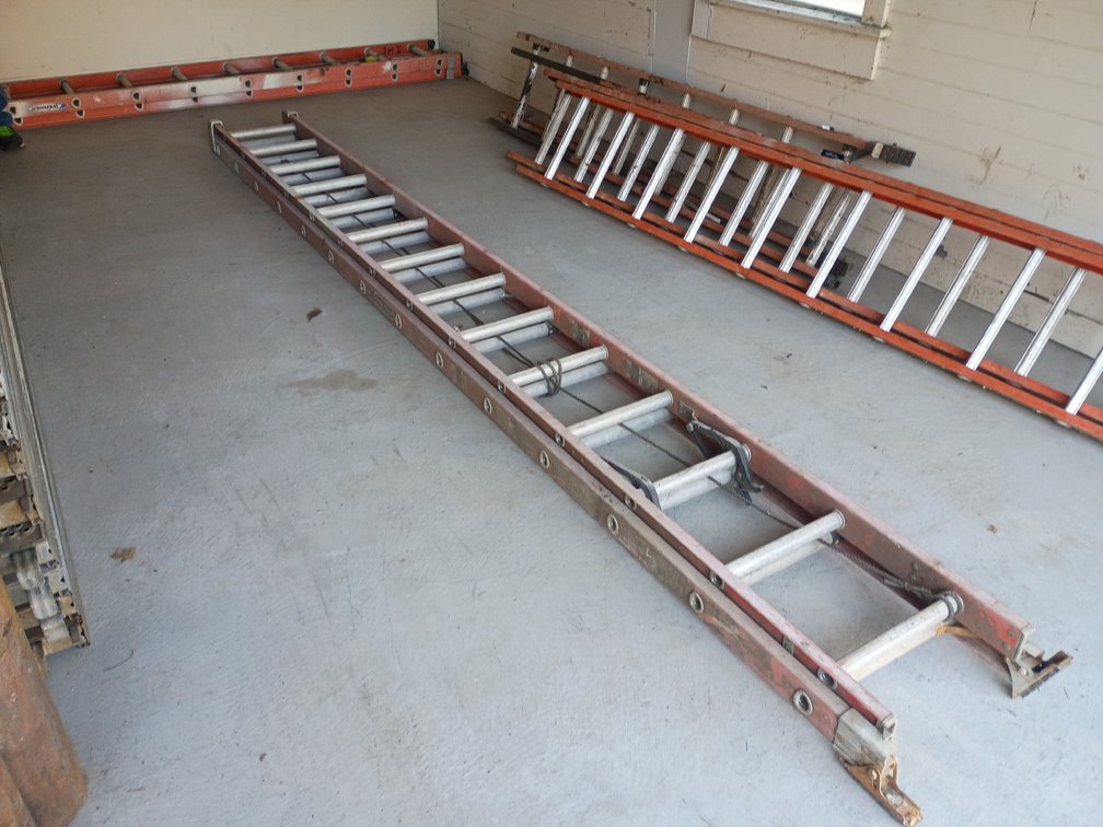 Louisville 28' Fiberglass Extension Ladder