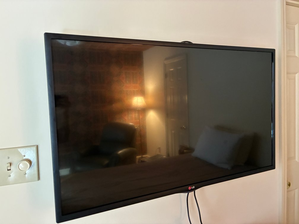 LG 42in HD 1080p Smart LED TV