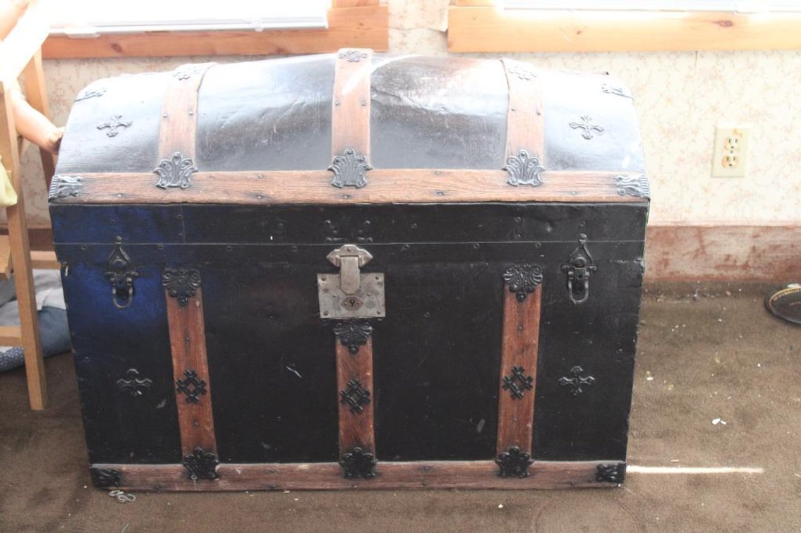 VINTAGE STEAMER TRUNK