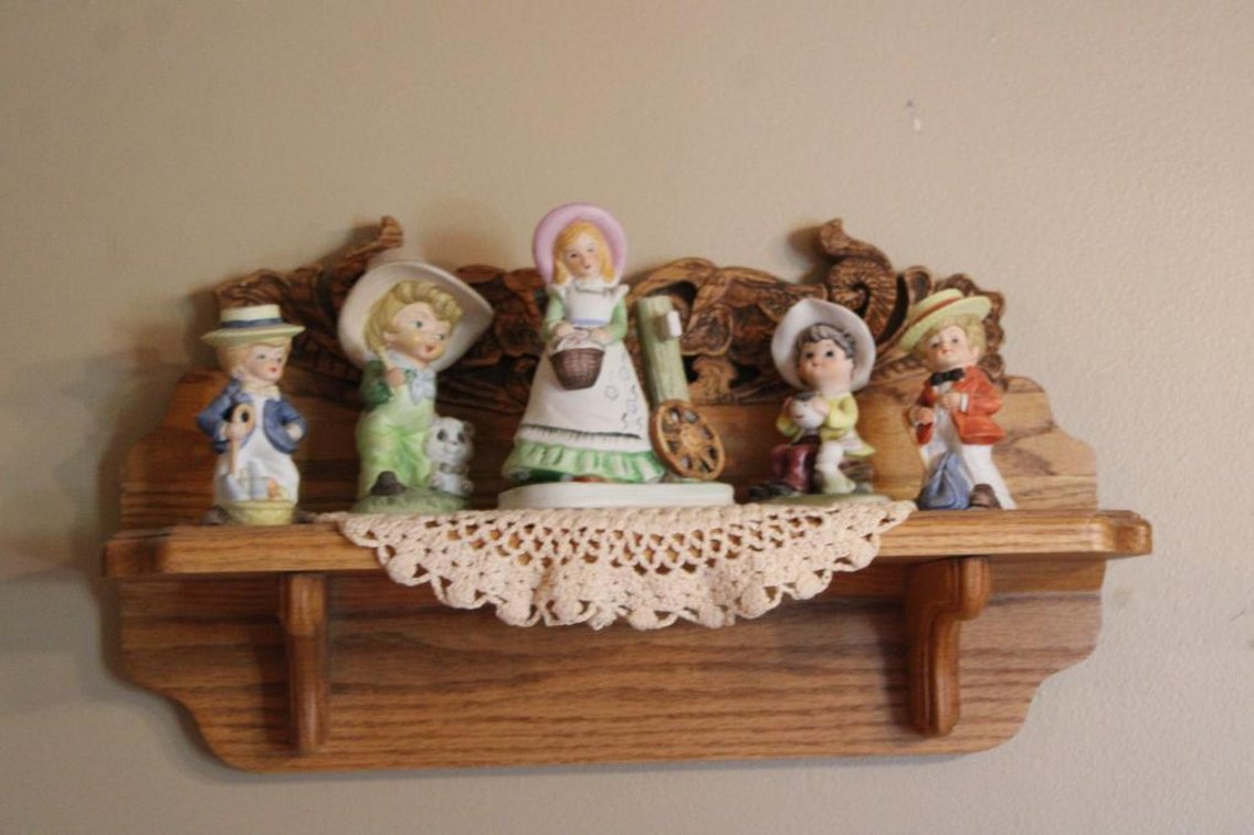 FIGURINE DISPLAY