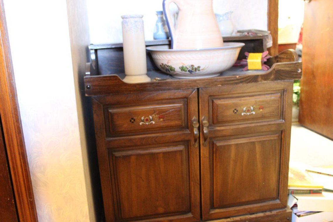 VINTAGE RADIO/RECORD PLAYER WASH STAND