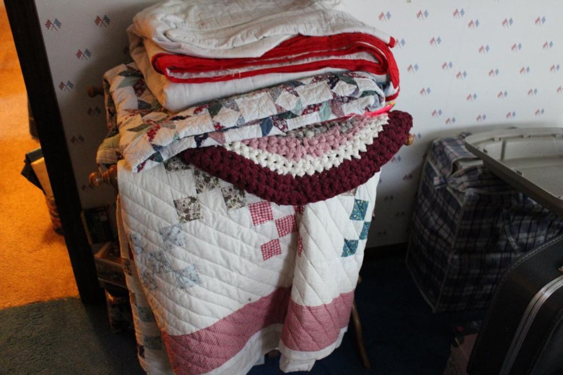 QUILT RACK AND QULTS