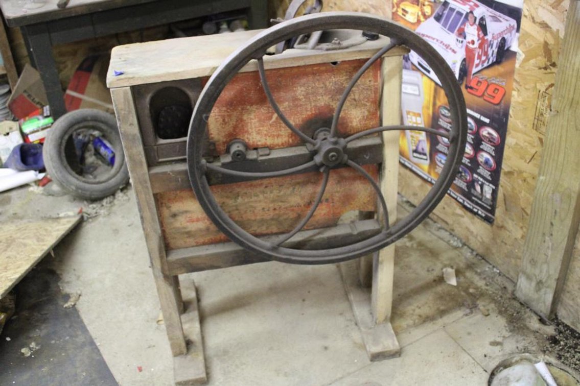 VINTAGE CORN SHELLER