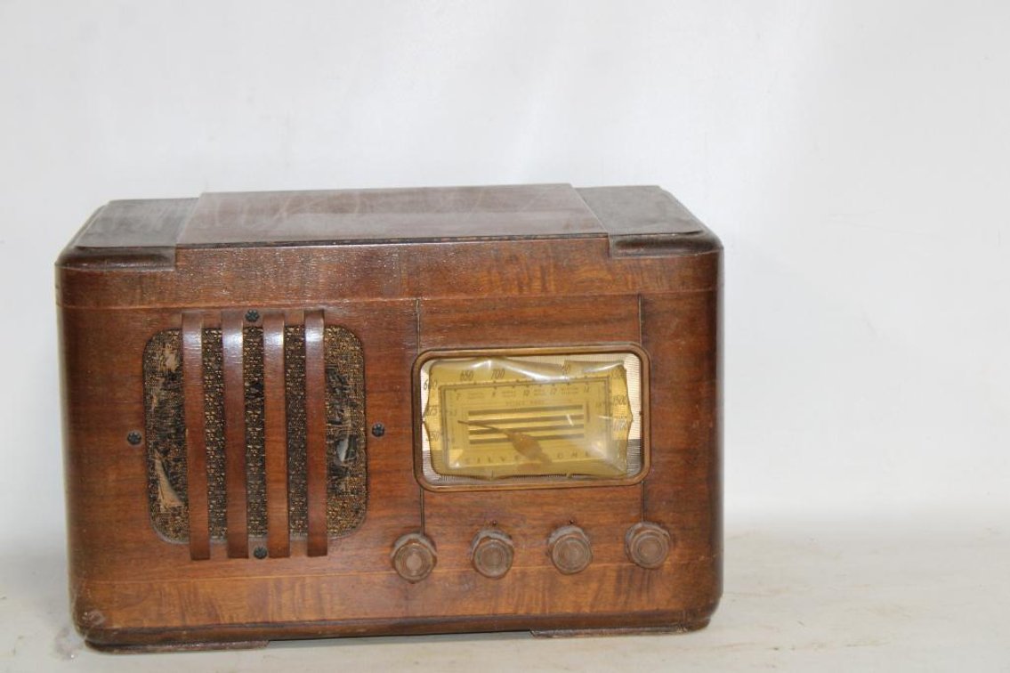 VINTAGE SEARS SILVERTONE RADIO