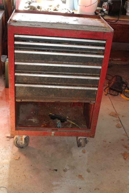 TOOL BOX ON CASTERS W/ CASTERS 