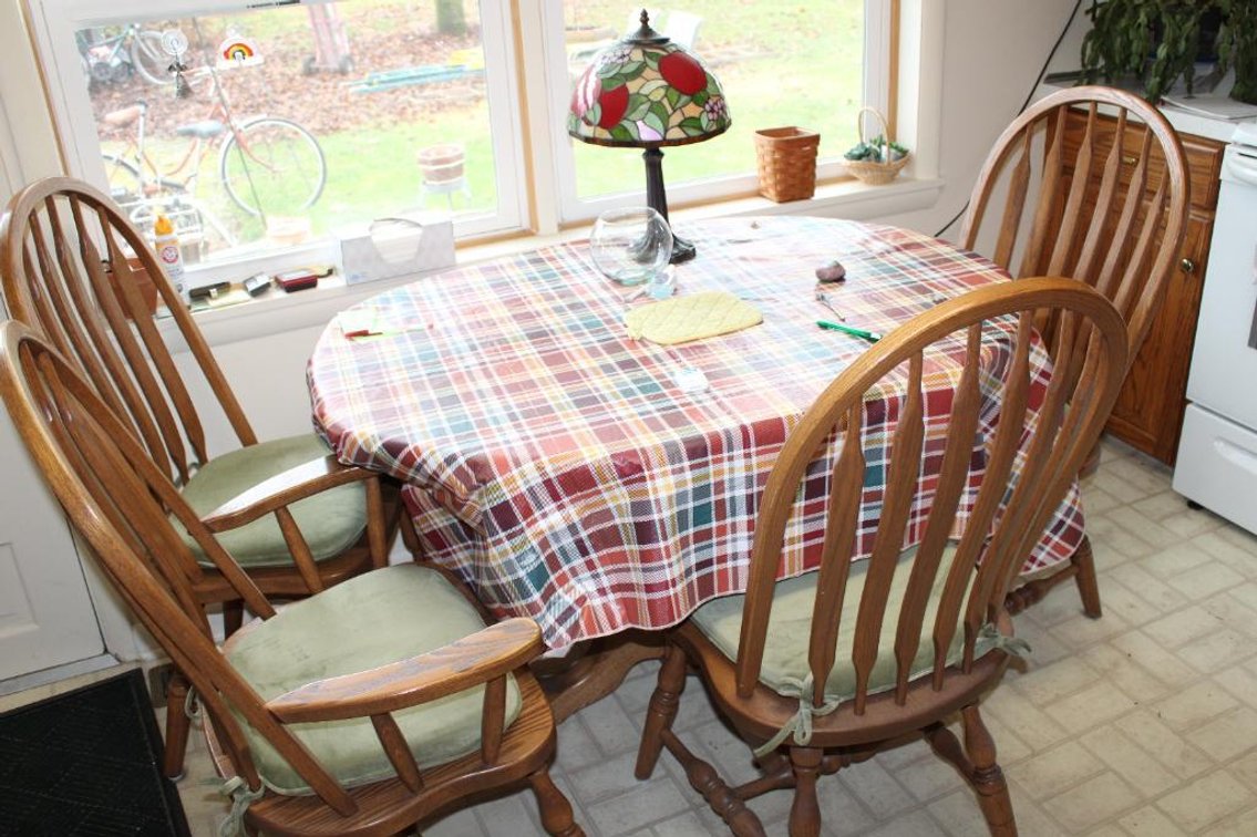 KITCHEN TABLE W/ CHAIRS