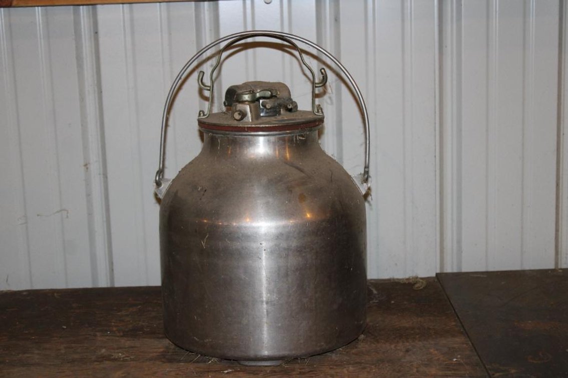 VINTAGE UNIVERSAL MILKING CAN
