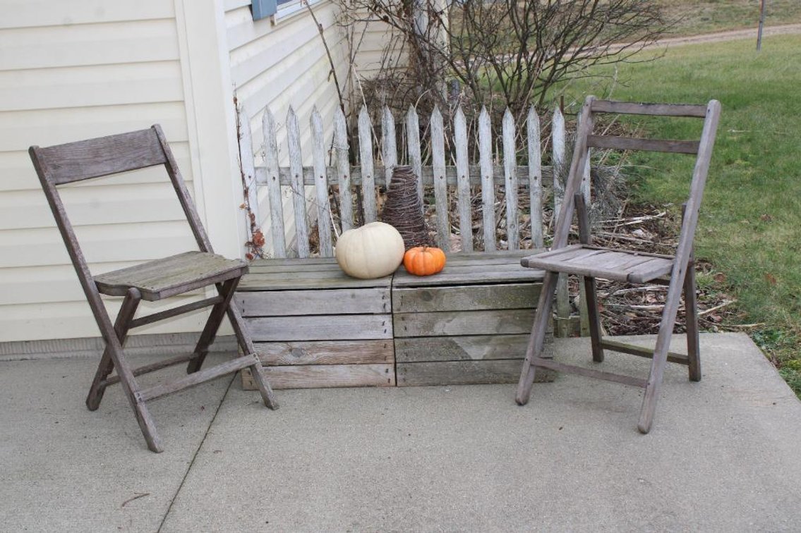 DECORATIVE CRATES AND CHAIRS