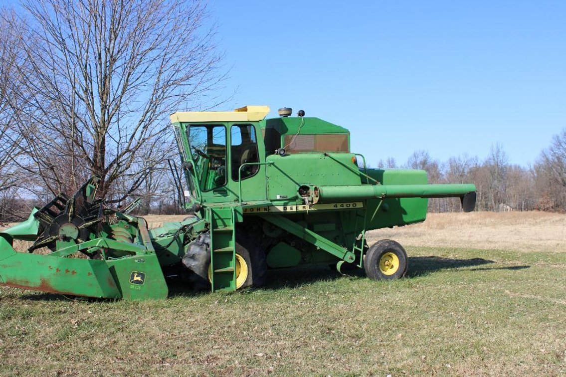 JOHN DEERE 4400 COMBINE  W/ 213 HEAD
