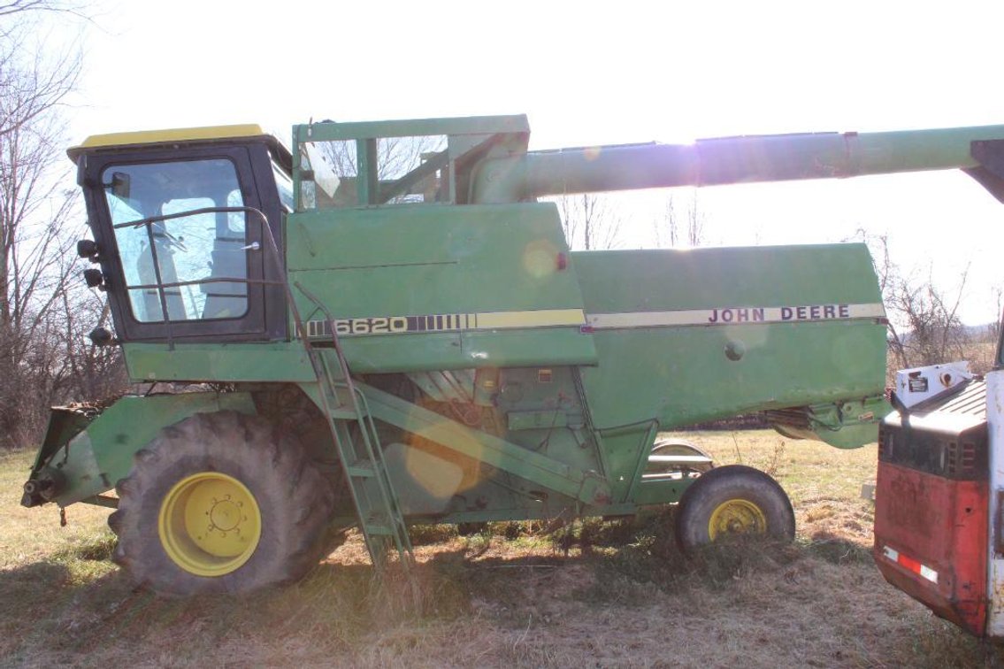 JOHN DEERE 6620 COMBINE (NON-RUNNING) W/ 215 HEAD AND CART