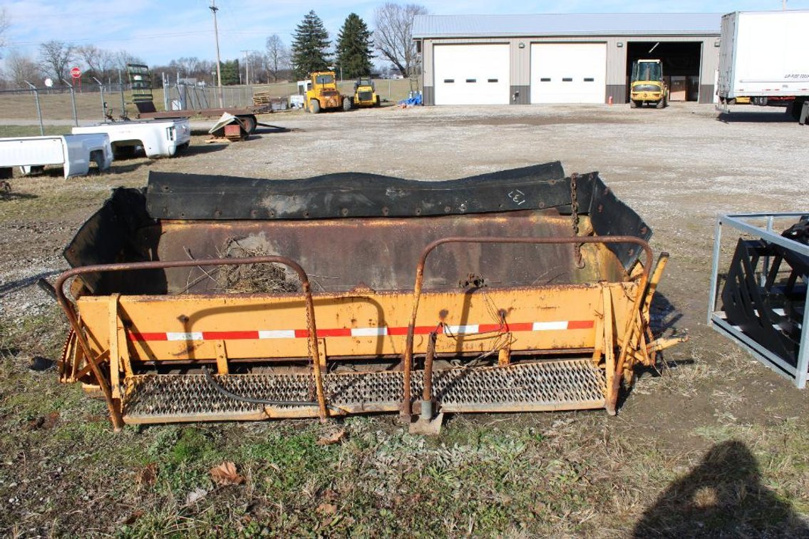 DUMP TRUCK ROCK SPREADER