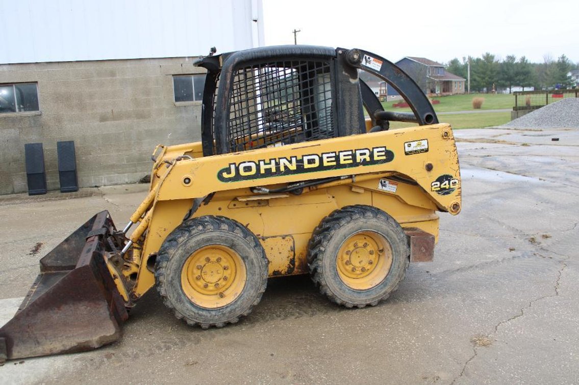 JOHN DEERE 240 SKID STEER 