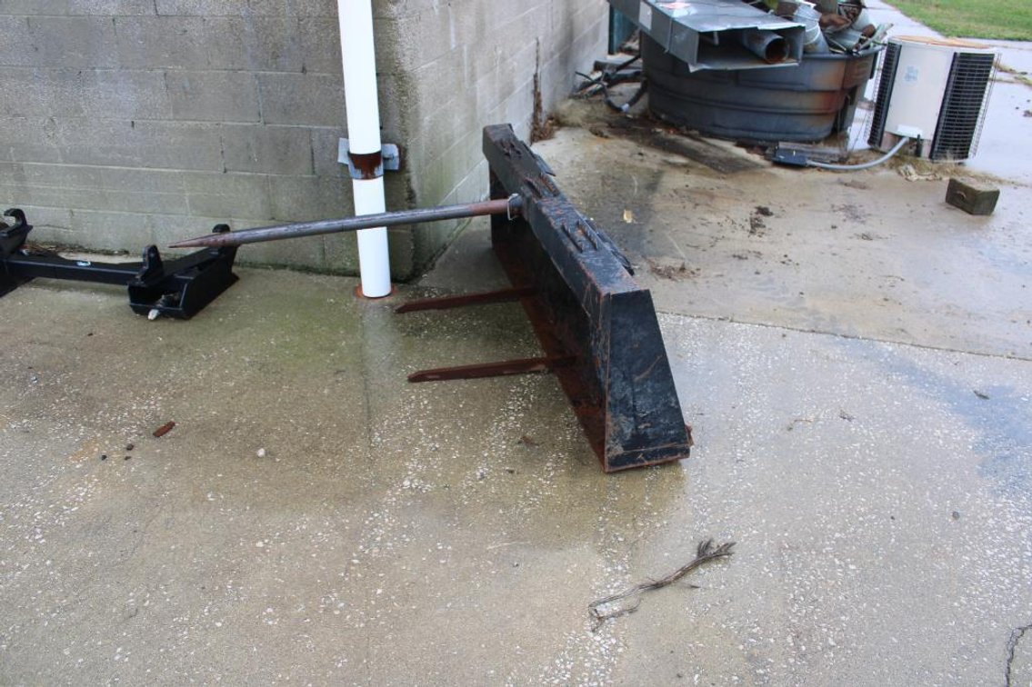 QUICK TACH BALE SPEAR/ MANURE BUCKET