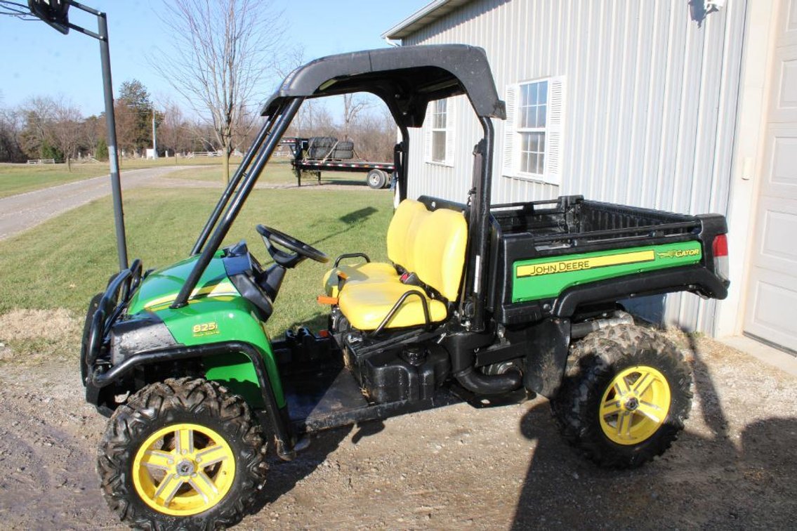 JOHN DEERE 825I GATOR