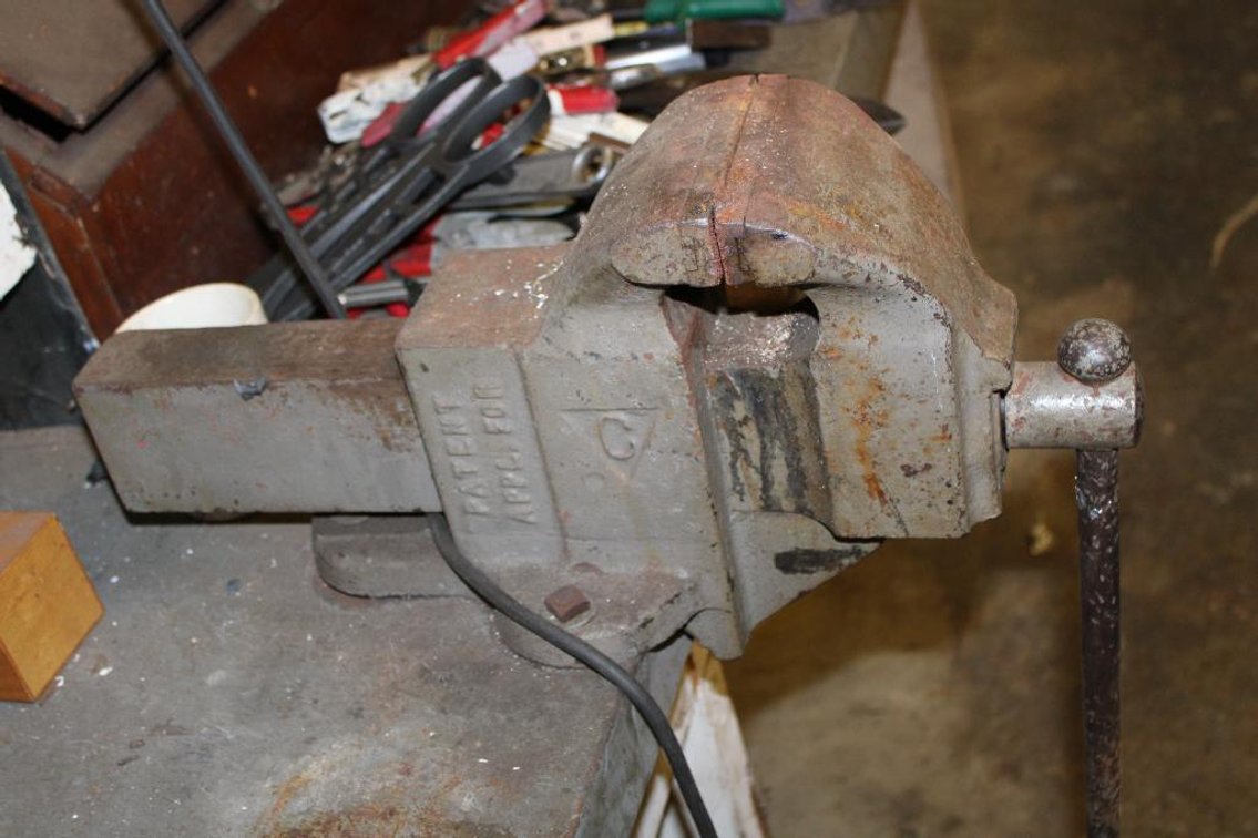 COLUMBIAN CLEAVLAND NO. 306 BENCH VICE