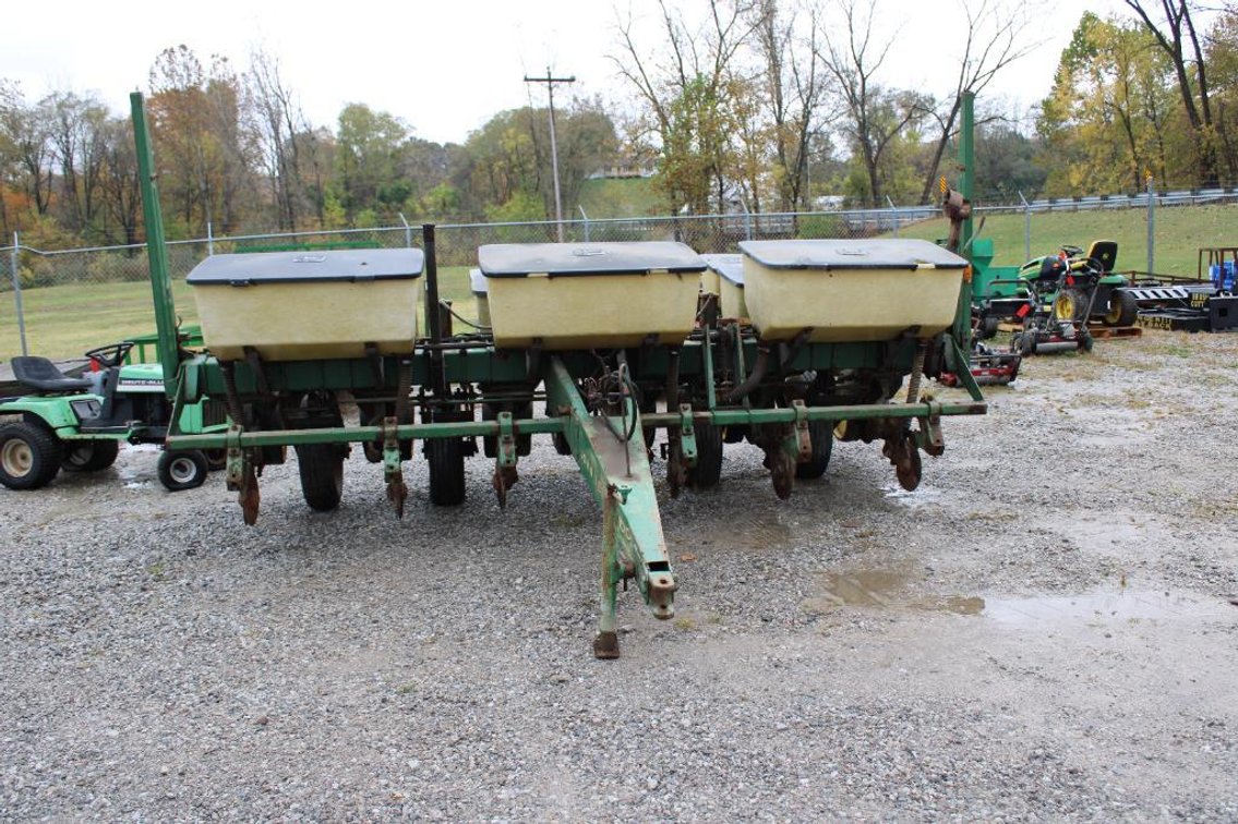 6 ROW JOHN 7000 CONSERVATION PLANTER