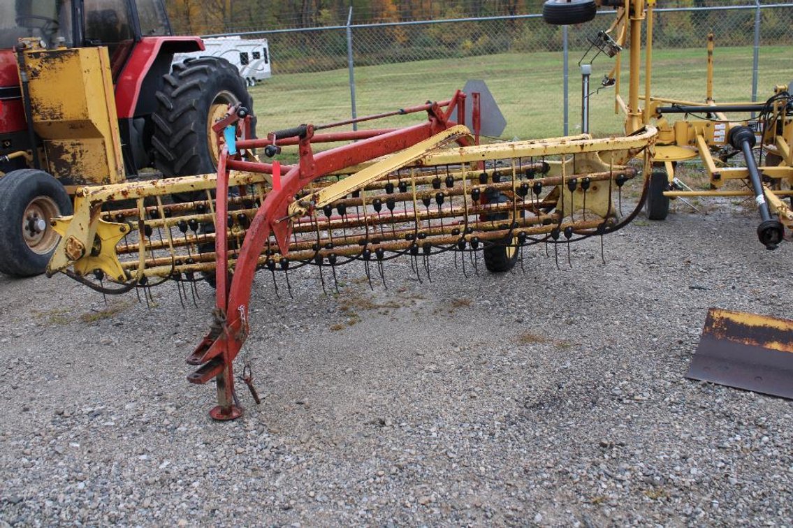 NEW HOLLAND 258 HAY RAKE