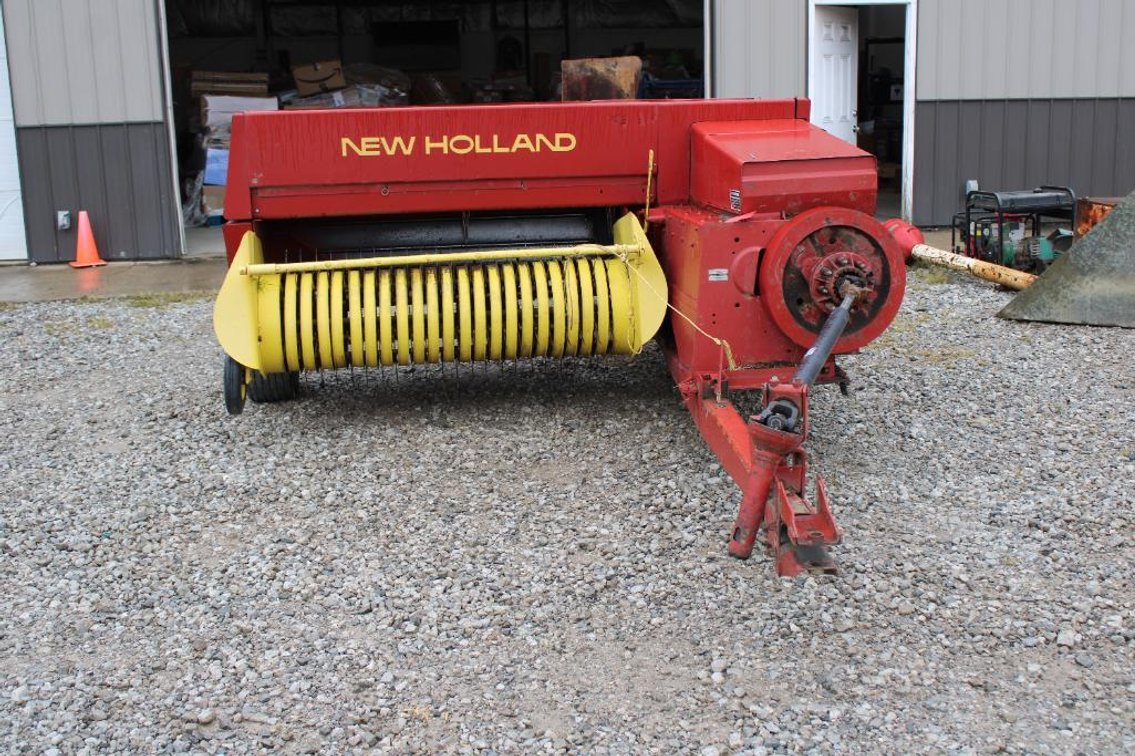 NEW HOLLAND 320 SQUARE BALER