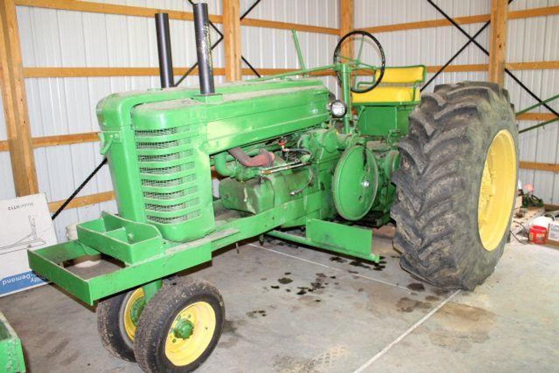 1950 JOHN DEERE G PULLING TRACTOR