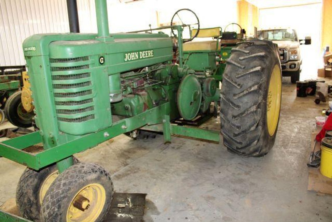 1952 JOHN DEERE G PULLING TRACTOR