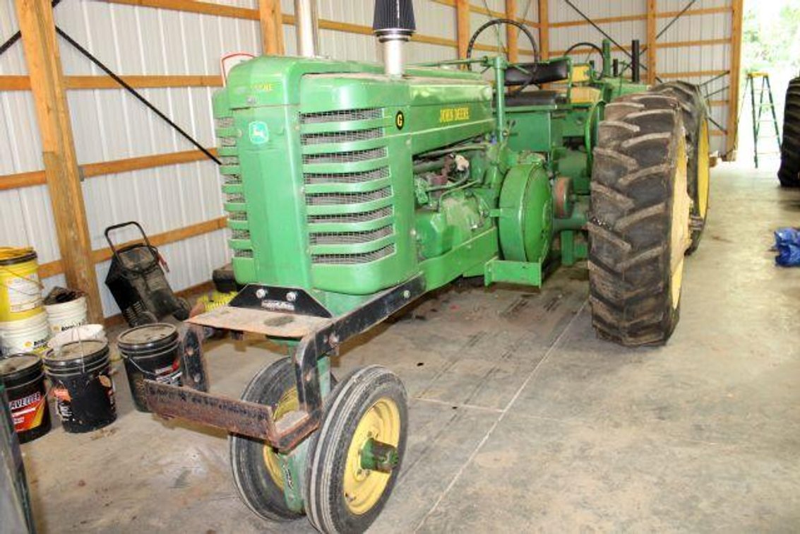 1951 JOHN DEERE G PULLING TRACTOR