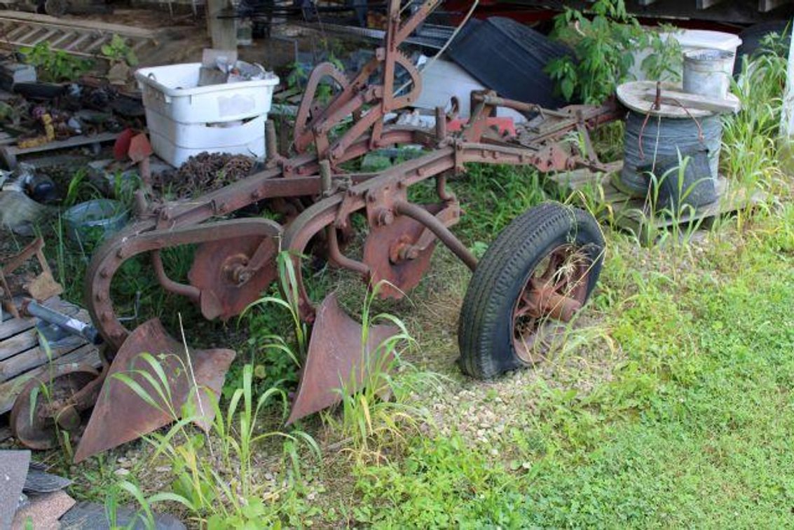 ANTIQUE 2 BOTTOM PLOW