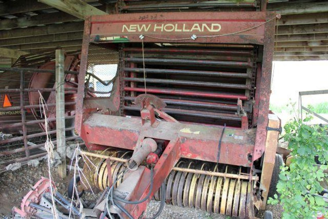 NEW HOLLAND 851 ROUND BALER