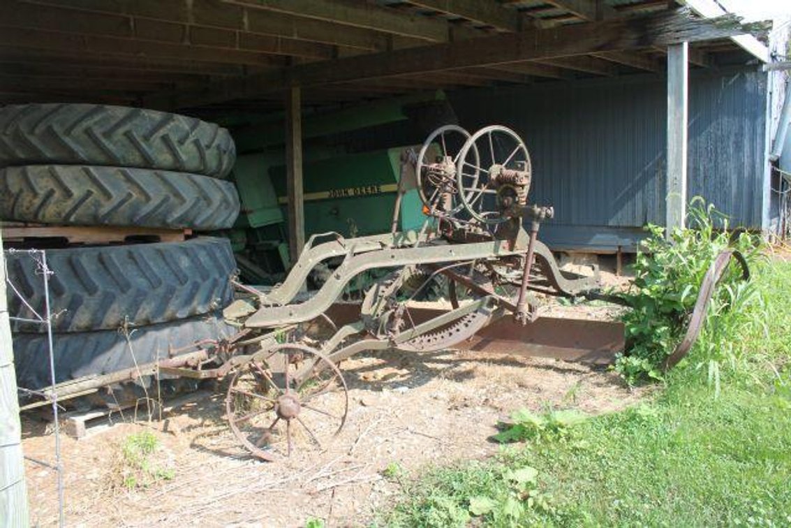 ANTIQUE PULL TYPE ROAD GRADER