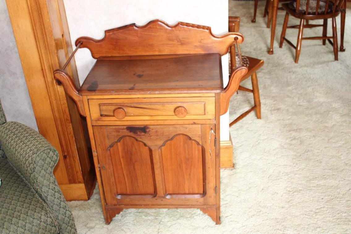 ANTIQUE WASHSTAND W/ TOWEL RACKS