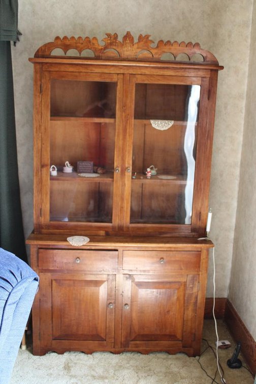 ANTIQUE HUTCH
