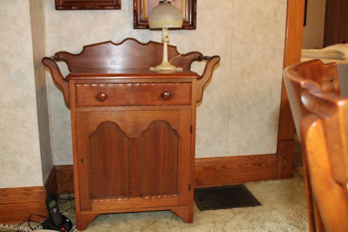ANTIQUE WASHSTAND W/ TOWEL RACKS AND LAMP