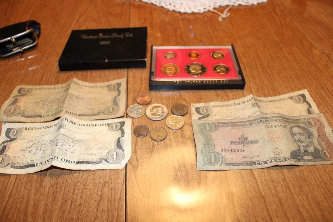 1982 PROOF COIN SET AND VARIOUS FOREIGN MONEY 