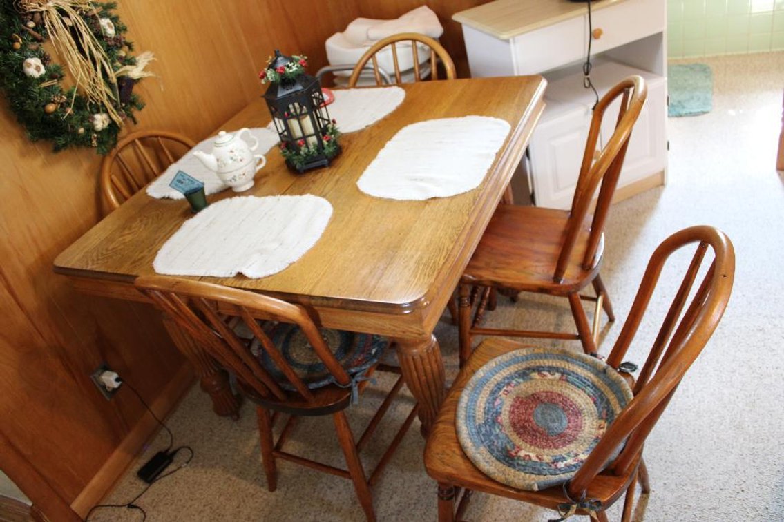 DINING ROOM TABLE AND CHAIRS 