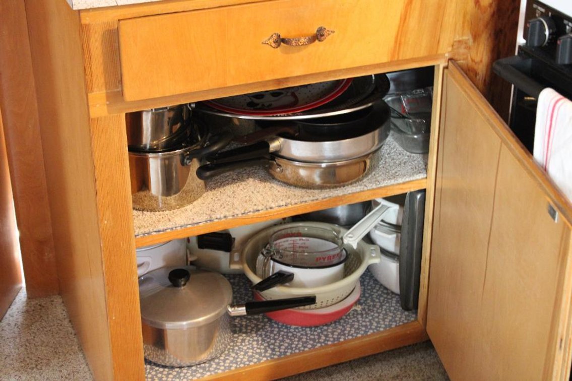 KITCHEN CABINET AND COUNTERTOP CONTETNS