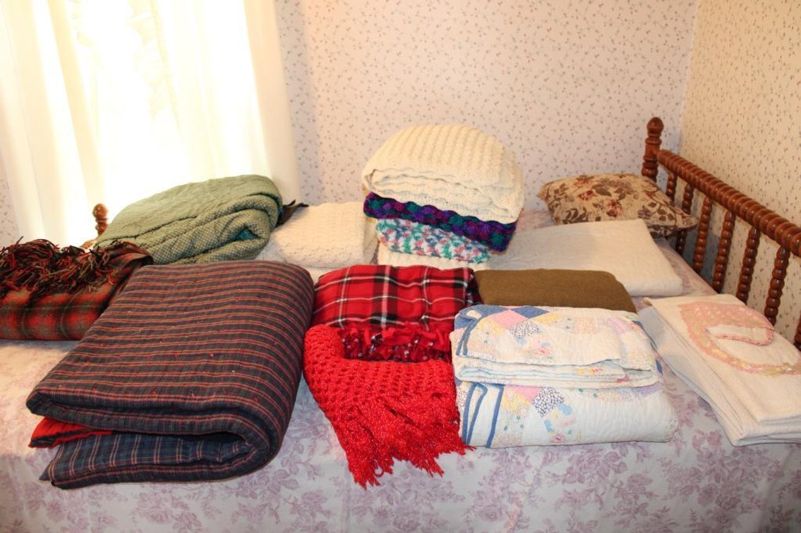 ANTIQUE QUILTS AND BLANKETS 