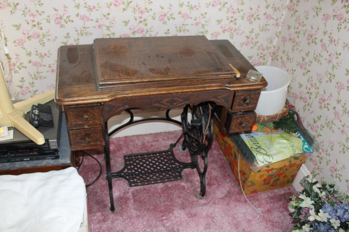 VINTAGE SEWING MACHINE AND TABLE
