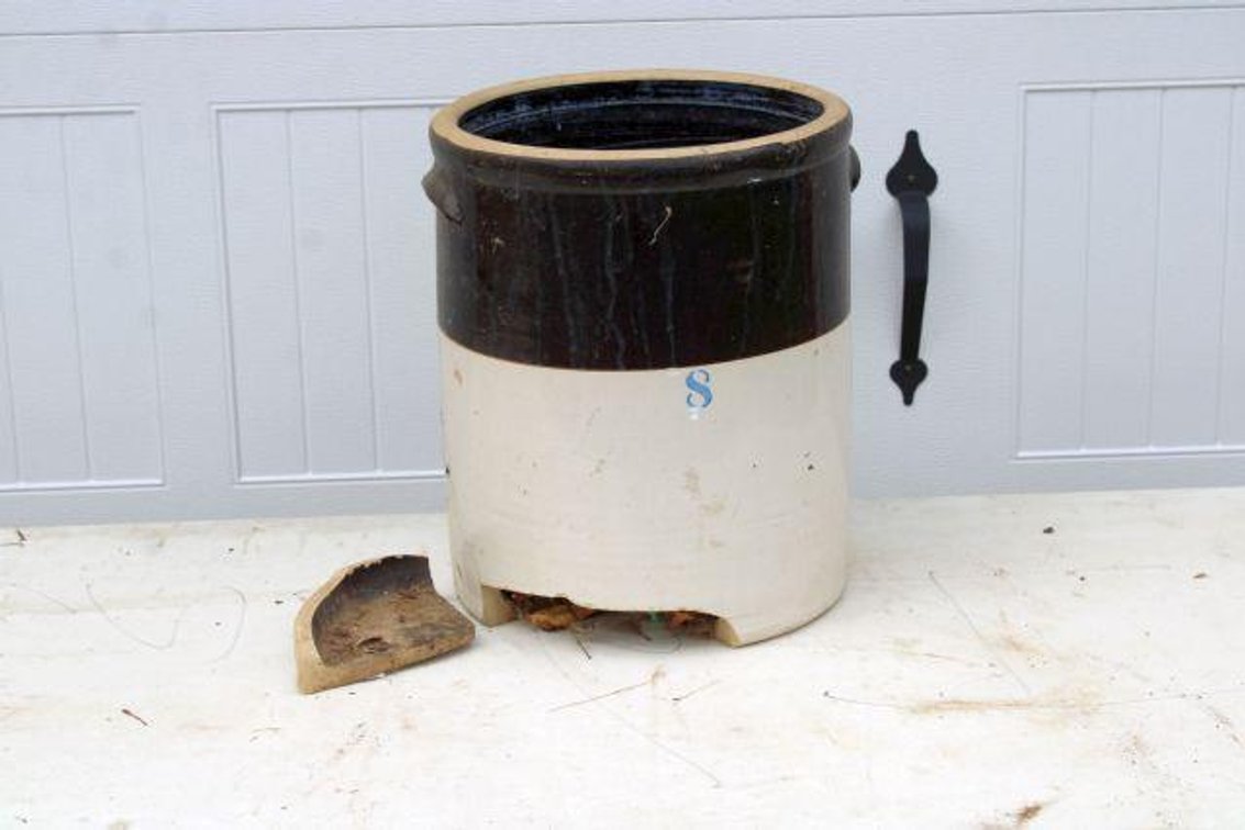 8 GALLON CROCK, DAMAGED