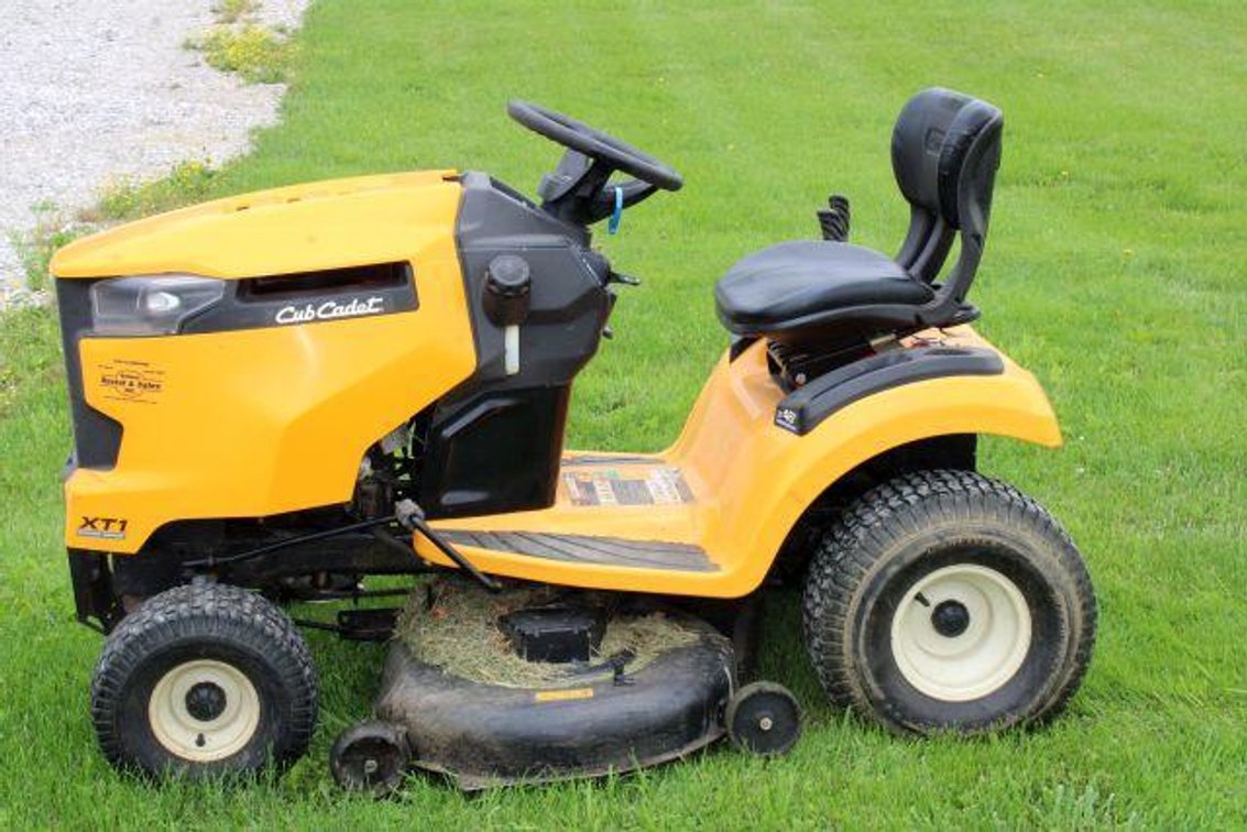 2015 CUB CADET XT1 ENDURO SERIES RIDING MOWER