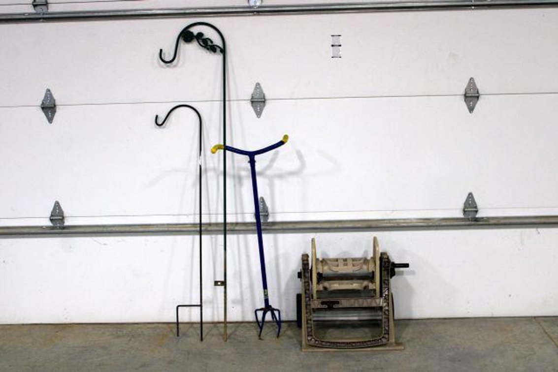 HOSE REEL, SHEPARDS HOOKS, GARDEN GLAW