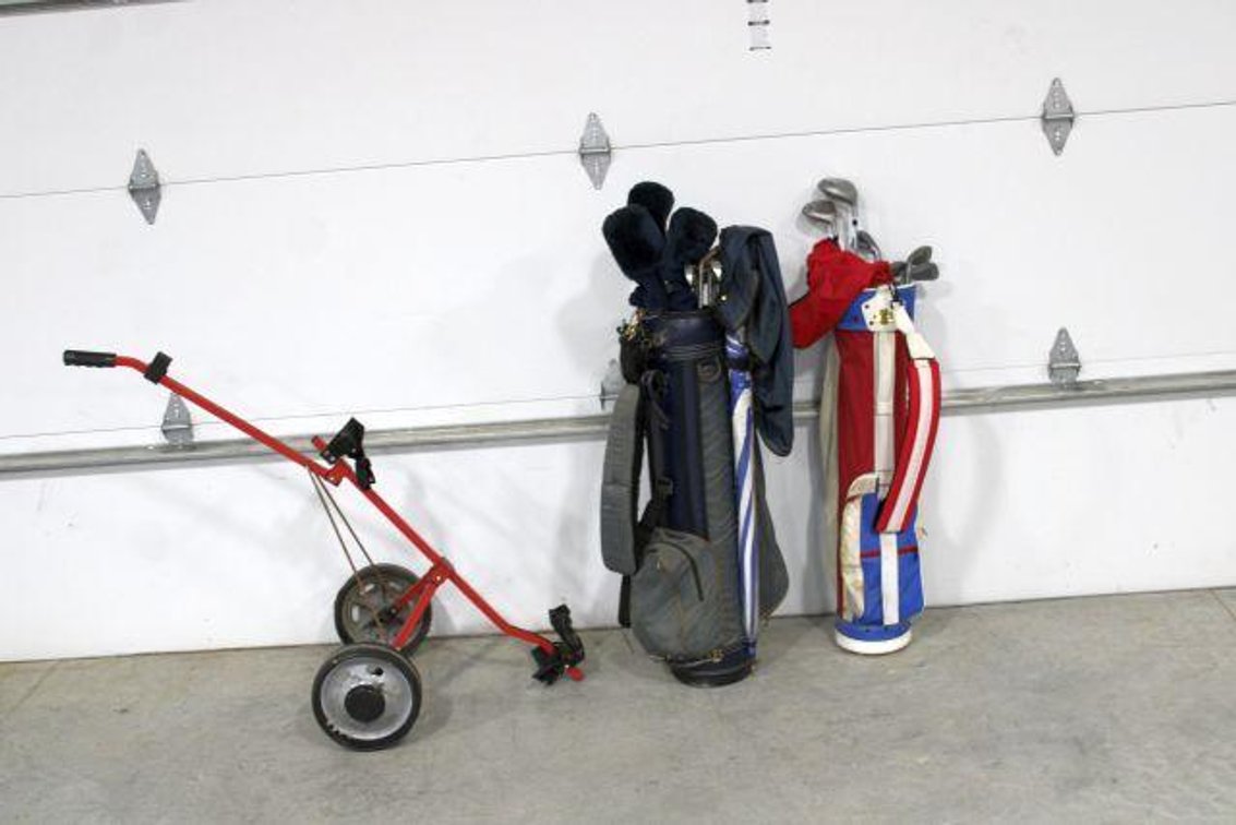 GOLF CLUBS AND CLUB CART