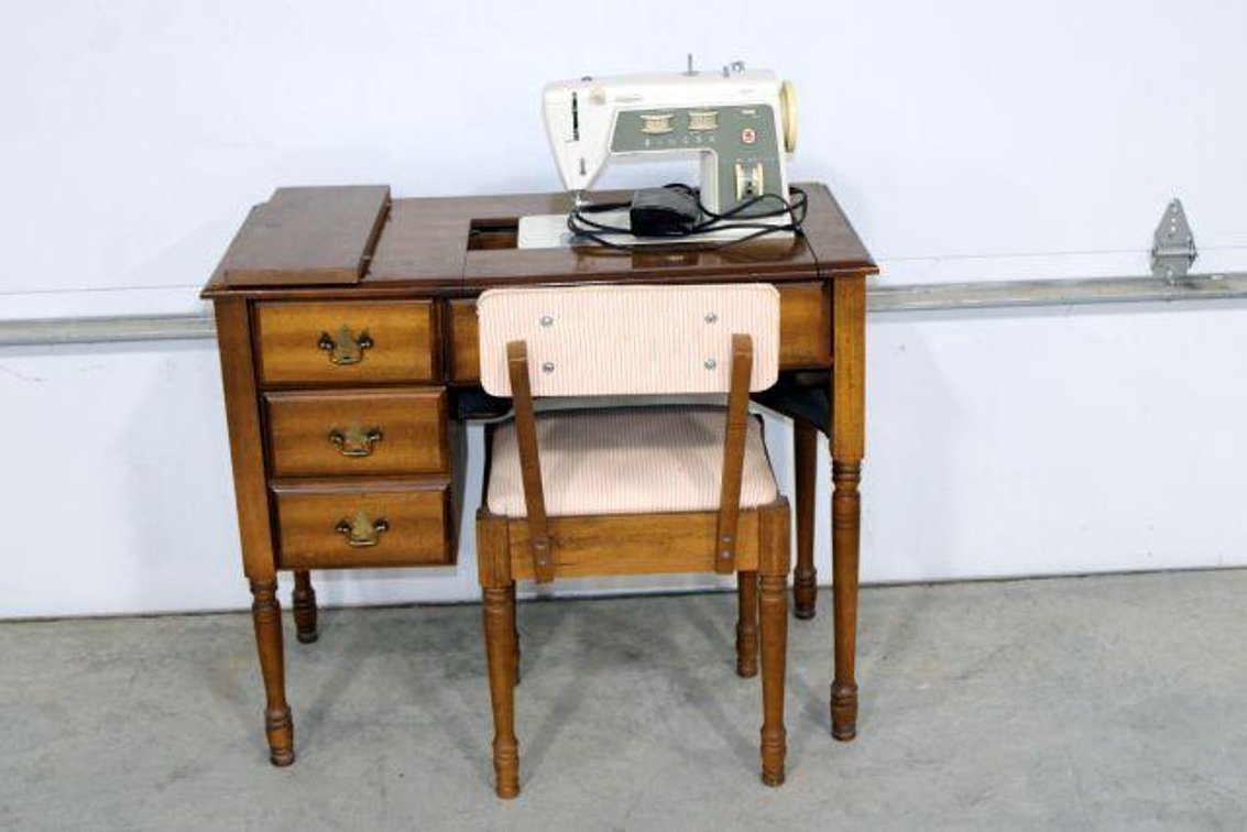 SINGER SEWING MACHINE 