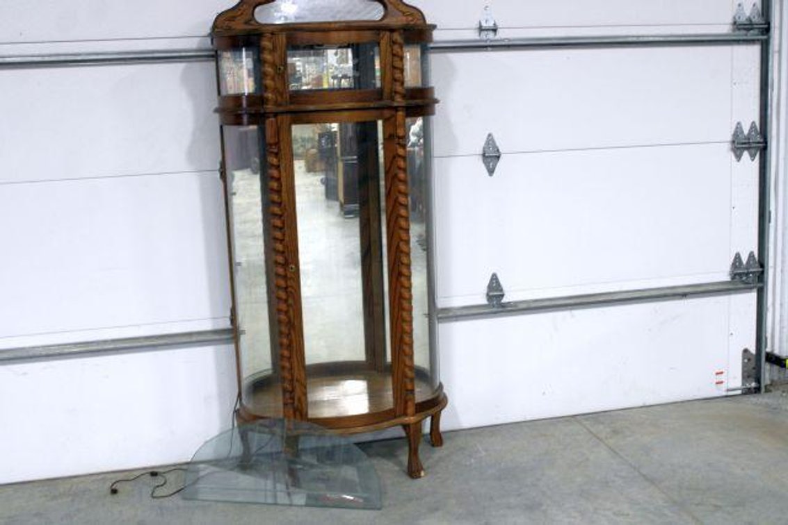 DISPLAY CASE W/ LIGHTING