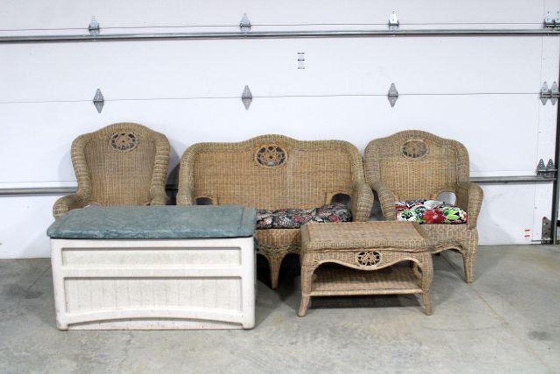 WICKER FURNITURE SET W/ DECK BOX