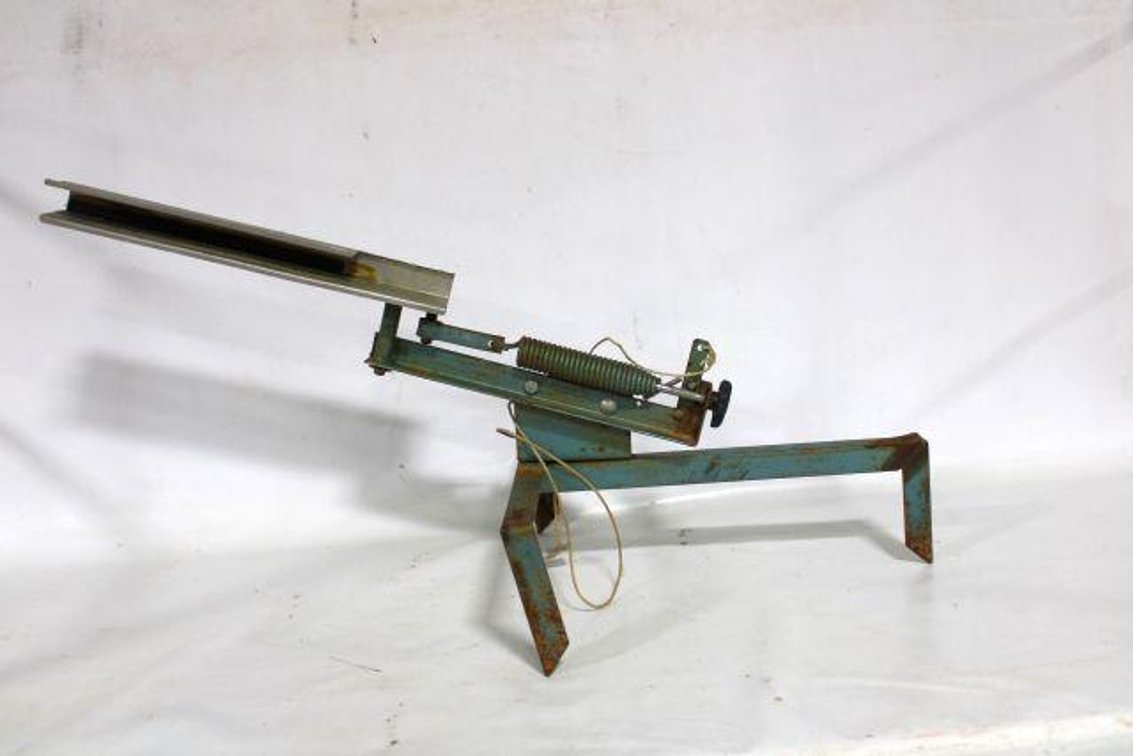 CLAY PIGEON THROWER