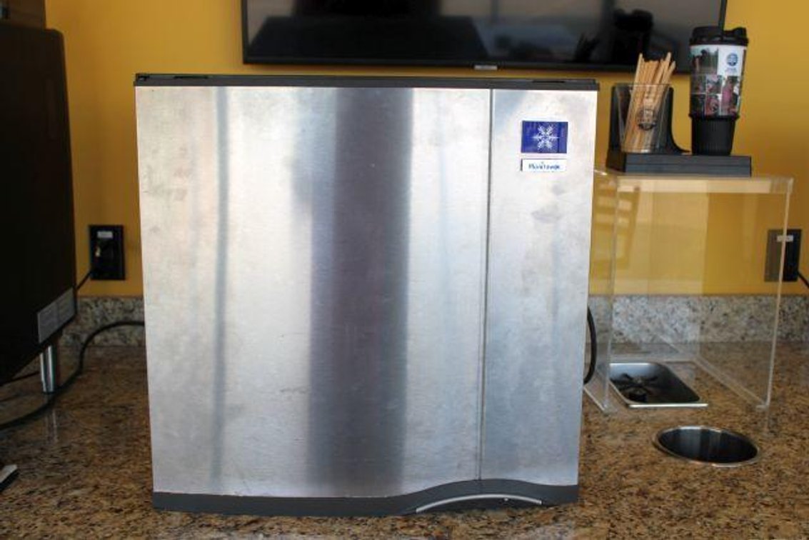 MANITOWOC 1/2 ICE MAKER W/ OUT STORAGE MEANS