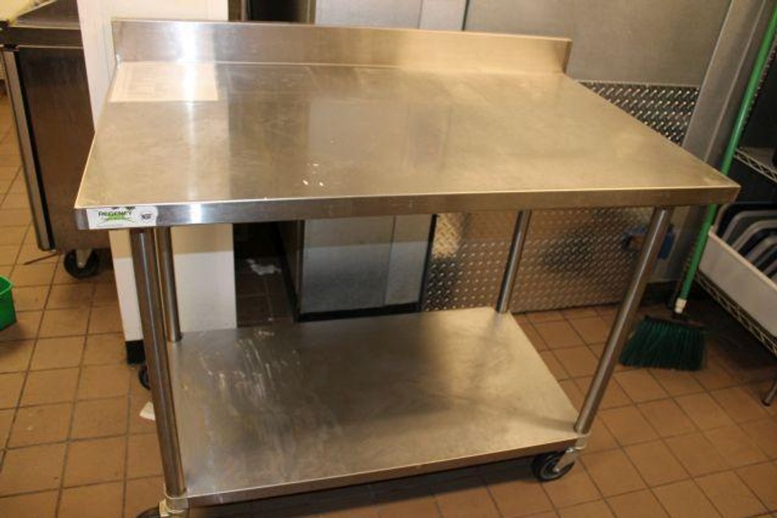 STAINLESS ROLLING TABLE