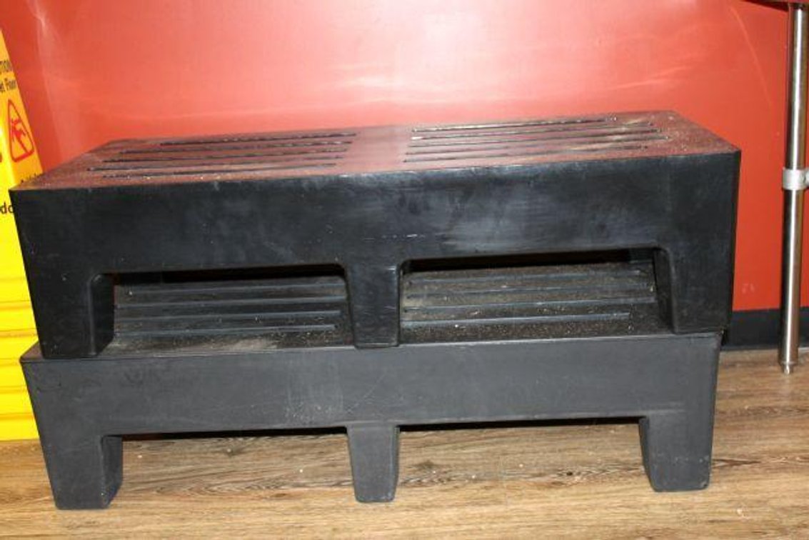 DUNNAGE RACKS